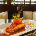 C House Lounge Cafe Mâncare