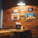 Supreme Burger Dentro