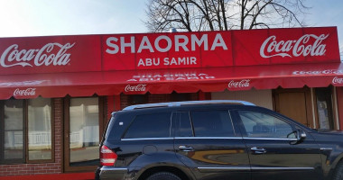 Abu Samir Shaorma outside