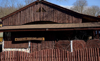 Doi Iepurași outside