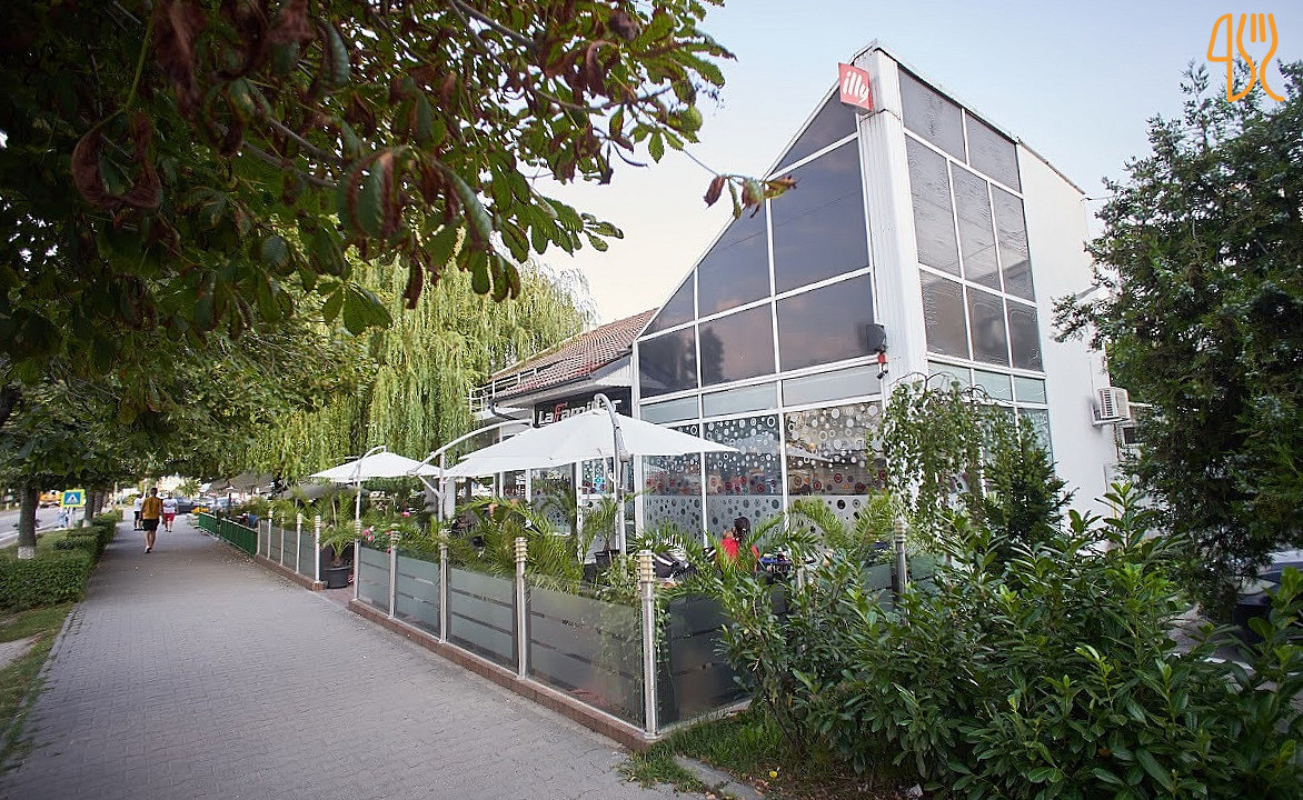 La Familiar Exterior