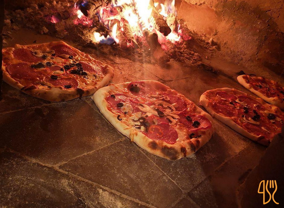 La Cornel [pizza Mâncare