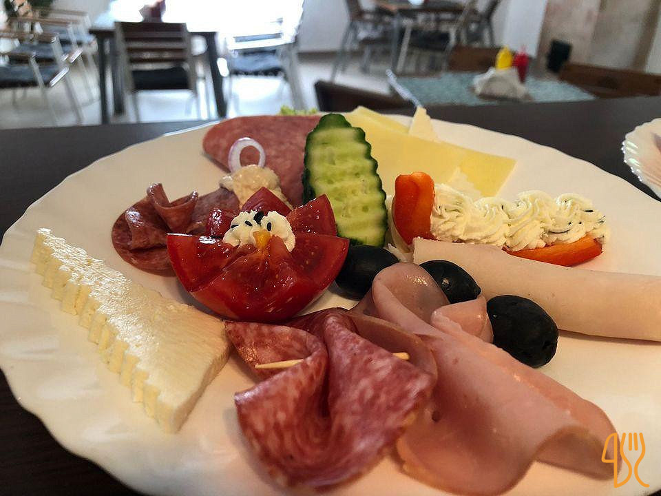 La Cornel [pizza Mâncare
