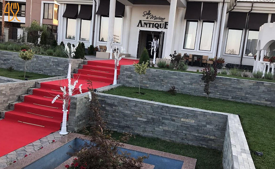 Restaurant Antique Barlad Exterior