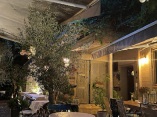 White Horse Pub & Restaurant